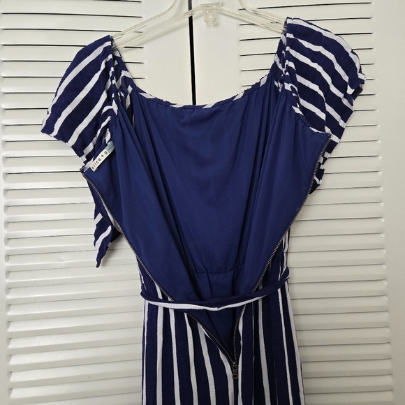 Alice + Olivia Grazi White/Blue Striped Off-the-Shoulder Maxi Dress Size 4 - Picture 5 of 9